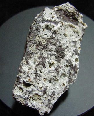 Ilmenite: Un Mineral Curioso Para La Producción De Pigmentos Y Aleaciones!